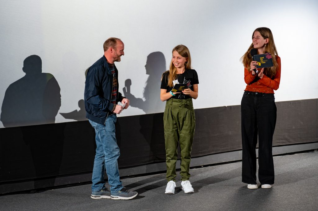Schauspieler Florian Brückner mit den Moderatorinnen Fini und Amélie (Foto: Dominik Riedel)